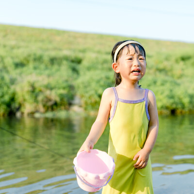 盛夏渣河墩
摄影：洪小漩
出镜：家人朋友
地址：渣河墩
盛夏，和朋友一起露营、嬉水、烧烤是我心心念念的事。
这个约，我们至少计划了半年之久。主要在于敲定三家的时间。
好不容易确定好了，高温也如期而至。…