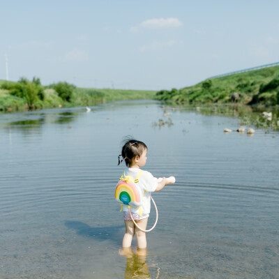 盛夏渣河墩
摄影：洪小漩
出镜：家人朋友
地址：渣河墩
盛夏，和朋友一起露营、嬉水、烧烤是我心心念念的事。
这个约，我们至少计划了半年之久。主要在于敲定三家的时间。
好不容易确定好了，高温也如期而至。…