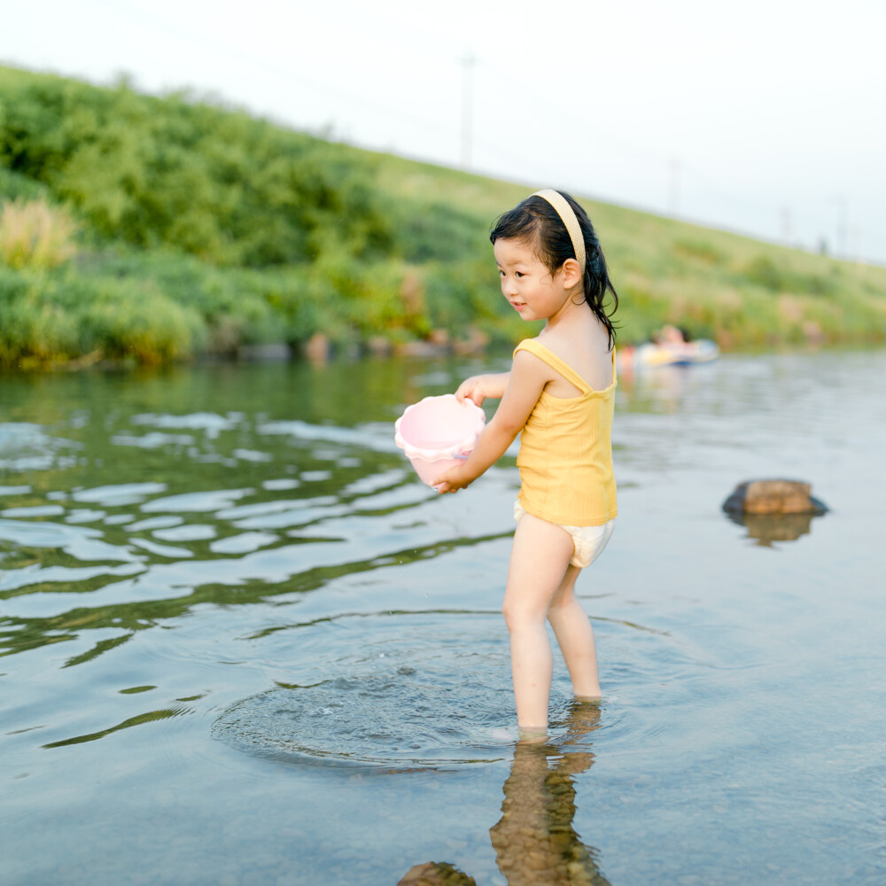 盛夏渣河墩
摄影：洪小漩
出镜：家人朋友
地址：渣河墩
盛夏，和朋友一起露营、嬉水、烧烤是我心心念念的事。
这个约，我们至少计划了半年之久。主要在于敲定三家的时间。
好不容易确定好了，高温也如期而至。三户人家从一开始的兴致勃勃，到后来的一直问“水呢、水在哪里？”最终，我们都像是挂在椅子和地垫上的抹布，只会哼哼。
最开心的恐怕就是两个在水里泡了一天的崽崽。水枪、水桶、网兜，便可以玩上一整天。其次，就是频繁在上下游穿梭钓鱼放地龙的阿科。少年心性，他开心就好。
结结实实晒了一天，又黑两个度，这是这个夏天送我的第一份大礼。