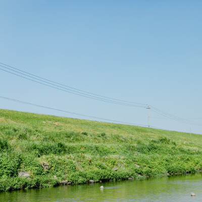 盛夏渣河墩
摄影：洪小漩
出镜：家人朋友
地址：渣河墩
盛夏，和朋友一起露营、嬉水、烧烤是我心心念念的事。
这个约，我们至少计划了半年之久。主要在于敲定三家的时间。
好不容易确定好了，高温也如期而至。…