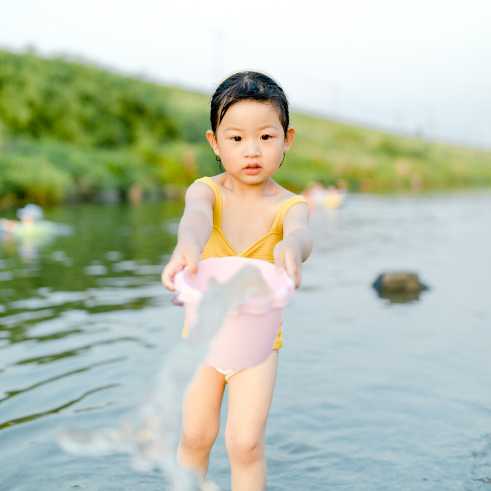 盛夏渣河墩
摄影：洪小漩
出镜：家人朋友
地址：渣河墩
盛夏，和朋友一起露营、嬉水、烧烤是我心心念念的事。
这个约，我们至少计划了半年之久。主要在于敲定三家的时间。
好不容易确定好了，高温也如期而至。三户人家从一开始的兴致勃勃，到后来的一直问“水呢、水在哪里？”最终，我们都像是挂在椅子和地垫上的抹布，只会哼哼。
最开心的恐怕就是两个在水里泡了一天的崽崽。水枪、水桶、网兜，便可以玩上一整天。其次，就是频繁在上下游穿梭钓鱼放地龙的阿科。少年心性，他开心就好。
结结实实晒了一天，又黑两个度，这是这个夏天送我的第一份大礼。