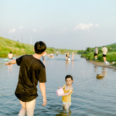 盛夏渣河墩
摄影：洪小漩
出镜：家人朋友
地址：渣河墩
盛夏，和朋友一起露营、嬉水、烧烤是我心心念念的事。
这个约，我们至少计划了半年之久。主要在于敲定三家的时间。
好不容易确定好了，高温也如期而至。…