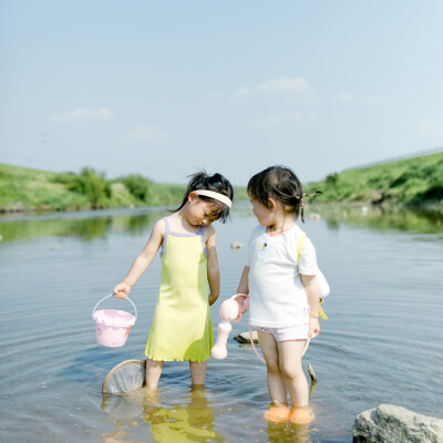 盛夏渣河墩
摄影：洪小漩
出镜：家人朋友
地址：渣河墩
盛夏，和朋友一起露营、嬉水、烧烤是我心心念念的事。
这个约，我们至少计划了半年之久。主要在于敲定三家的时间。
好不容易确定好了，高温也如期而至。…