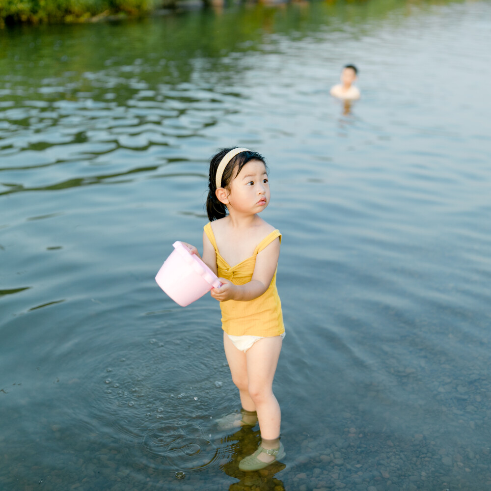 盛夏渣河墩
摄影：洪小漩
出镜：家人朋友
地址：渣河墩
盛夏，和朋友一起露营、嬉水、烧烤是我心心念念的事。
这个约，我们至少计划了半年之久。主要在于敲定三家的时间。
好不容易确定好了，高温也如期而至。三户人家从一开始的兴致勃勃，到后来的一直问“水呢、水在哪里？”最终，我们都像是挂在椅子和地垫上的抹布，只会哼哼。
最开心的恐怕就是两个在水里泡了一天的崽崽。水枪、水桶、网兜，便可以玩上一整天。其次，就是频繁在上下游穿梭钓鱼放地龙的阿科。少年心性，他开心就好。
结结实实晒了一天，又黑两个度，这是这个夏天送我的第一份大礼。