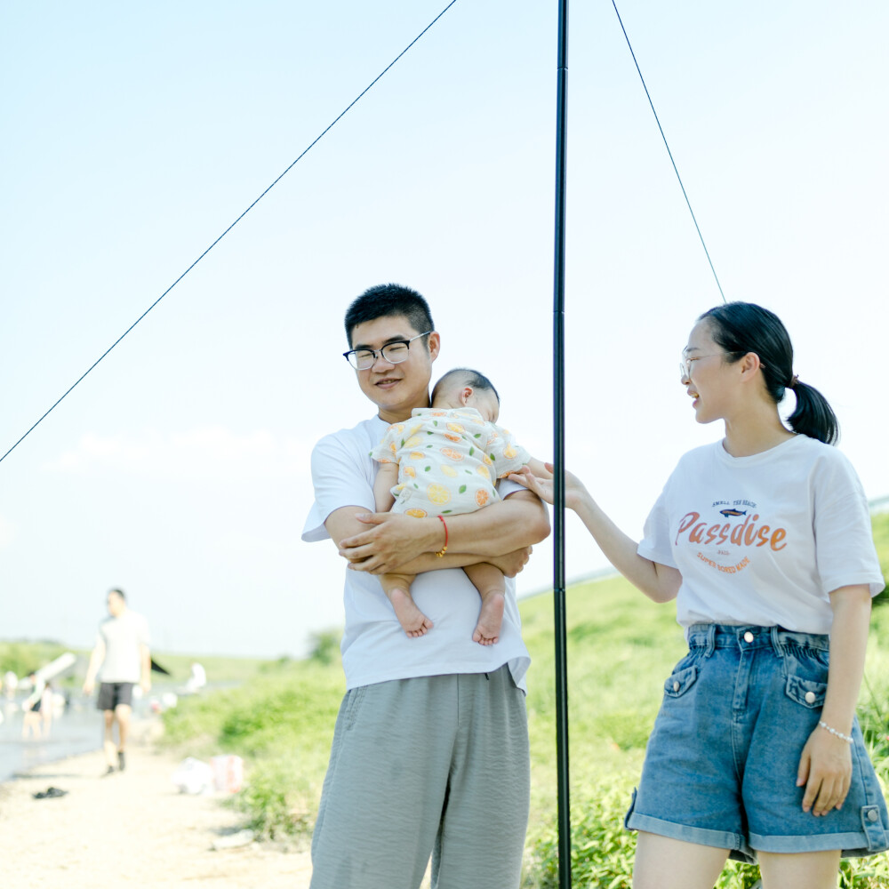 盛夏渣河墩
摄影：洪小漩
出镜：家人朋友
地址：渣河墩
盛夏，和朋友一起露营、嬉水、烧烤是我心心念念的事。
这个约，我们至少计划了半年之久。主要在于敲定三家的时间。
好不容易确定好了，高温也如期而至。三户人家从一开始的兴致勃勃，到后来的一直问“水呢、水在哪里？”最终，我们都像是挂在椅子和地垫上的抹布，只会哼哼。
最开心的恐怕就是两个在水里泡了一天的崽崽。水枪、水桶、网兜，便可以玩上一整天。其次，就是频繁在上下游穿梭钓鱼放地龙的阿科。少年心性，他开心就好。
结结实实晒了一天，又黑两个度，这是这个夏天送我的第一份大礼。