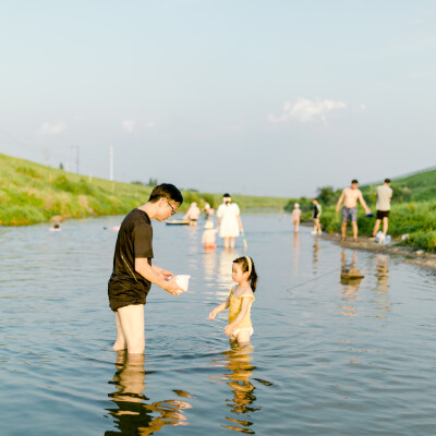 盛夏渣河墩
摄影：洪小漩
出镜：家人朋友
地址：渣河墩
盛夏，和朋友一起露营、嬉水、烧烤是我心心念念的事。
这个约，我们至少计划了半年之久。主要在于敲定三家的时间。
好不容易确定好了，高温也如期而至。…