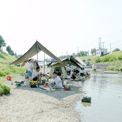 盛夏渣河墩
摄影：洪小漩
出镜：家人朋友
地址：渣河墩
盛夏，和朋友一起露营、嬉水、烧烤是我心心念念的事。
这个约，我们至少计划了半年之久。主要在于敲定三家的时间。
好不容易确定好了，高温也如期而至。…