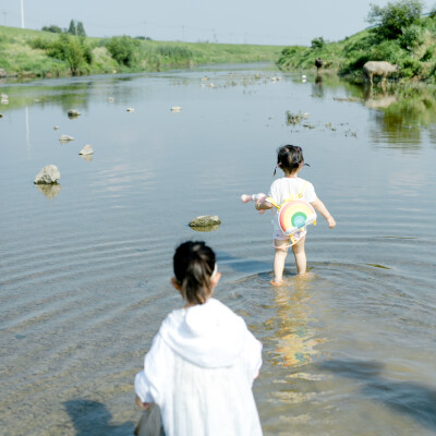 盛夏渣河墩
摄影：洪小漩
出镜：家人朋友
地址：渣河墩
盛夏，和朋友一起露营、嬉水、烧烤是我心心念念的事。
这个约，我们至少计划了半年之久。主要在于敲定三家的时间。
好不容易确定好了，高温也如期而至。…