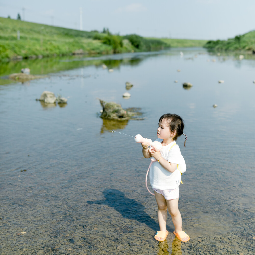 盛夏渣河墩
摄影：洪小漩
出镜：家人朋友
地址：渣河墩
盛夏，和朋友一起露营、嬉水、烧烤是我心心念念的事。
这个约，我们至少计划了半年之久。主要在于敲定三家的时间。
好不容易确定好了，高温也如期而至。三户人家从一开始的兴致勃勃，到后来的一直问“水呢、水在哪里？”最终，我们都像是挂在椅子和地垫上的抹布，只会哼哼。
最开心的恐怕就是两个在水里泡了一天的崽崽。水枪、水桶、网兜，便可以玩上一整天。其次，就是频繁在上下游穿梭钓鱼放地龙的阿科。少年心性，他开心就好。
结结实实晒了一天，又黑两个度，这是这个夏天送我的第一份大礼。