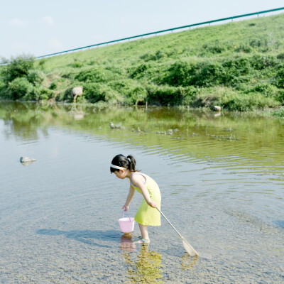 盛夏渣河墩
摄影：洪小漩
出镜：家人朋友
地址：渣河墩
盛夏，和朋友一起露营、嬉水、烧烤是我心心念念的事。
这个约，我们至少计划了半年之久。主要在于敲定三家的时间。
好不容易确定好了，高温也如期而至。…