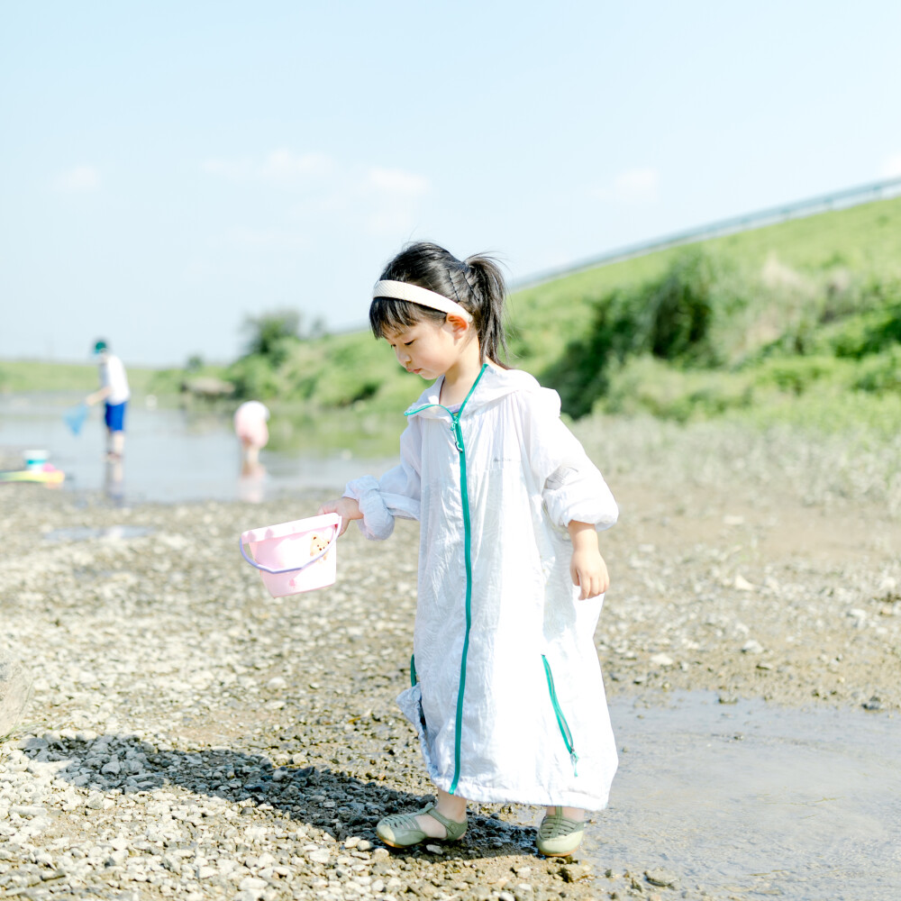 盛夏渣河墩
摄影：洪小漩
出镜：家人朋友
地址：渣河墩
盛夏，和朋友一起露营、嬉水、烧烤是我心心念念的事。
这个约，我们至少计划了半年之久。主要在于敲定三家的时间。
好不容易确定好了，高温也如期而至。三户人家从一开始的兴致勃勃，到后来的一直问“水呢、水在哪里？”最终，我们都像是挂在椅子和地垫上的抹布，只会哼哼。
最开心的恐怕就是两个在水里泡了一天的崽崽。水枪、水桶、网兜，便可以玩上一整天。其次，就是频繁在上下游穿梭钓鱼放地龙的阿科。少年心性，他开心就好。
结结实实晒了一天，又黑两个度，这是这个夏天送我的第一份大礼。