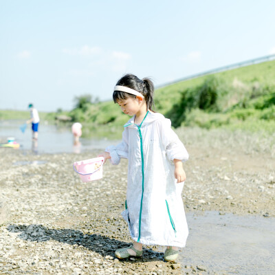 盛夏渣河墩
摄影：洪小漩
出镜：家人朋友
地址：渣河墩
盛夏，和朋友一起露营、嬉水、烧烤是我心心念念的事。
这个约，我们至少计划了半年之久。主要在于敲定三家的时间。
好不容易确定好了，高温也如期而至。…