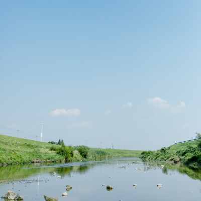 盛夏渣河墩
摄影：洪小漩
出镜：家人朋友
地址：渣河墩
盛夏，和朋友一起露营、嬉水、烧烤是我心心念念的事。
这个约，我们至少计划了半年之久。主要在于敲定三家的时间。
好不容易确定好了，高温也如期而至。…