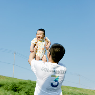 盛夏渣河墩
摄影：洪小漩
出镜：家人朋友
地址：渣河墩
盛夏，和朋友一起露营、嬉水、烧烤是我心心念念的事。
这个约，我们至少计划了半年之久。主要在于敲定三家的时间。
好不容易确定好了，高温也如期而至。…