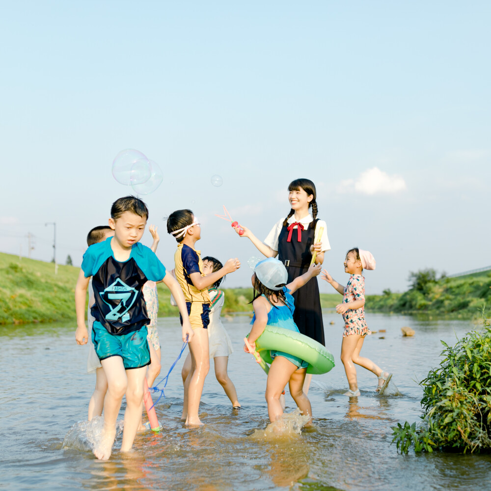 盛夏渣河墩
摄影：洪小漩
出镜：家人朋友
地址：渣河墩
盛夏，和朋友一起露营、嬉水、烧烤是我心心念念的事。
这个约，我们至少计划了半年之久。主要在于敲定三家的时间。
好不容易确定好了，高温也如期而至。三户人家从一开始的兴致勃勃，到后来的一直问“水呢、水在哪里？”最终，我们都像是挂在椅子和地垫上的抹布，只会哼哼。
最开心的恐怕就是两个在水里泡了一天的崽崽。水枪、水桶、网兜，便可以玩上一整天。其次，就是频繁在上下游穿梭钓鱼放地龙的阿科。少年心性，他开心就好。
结结实实晒了一天，又黑两个度，这是这个夏天送我的第一份大礼。