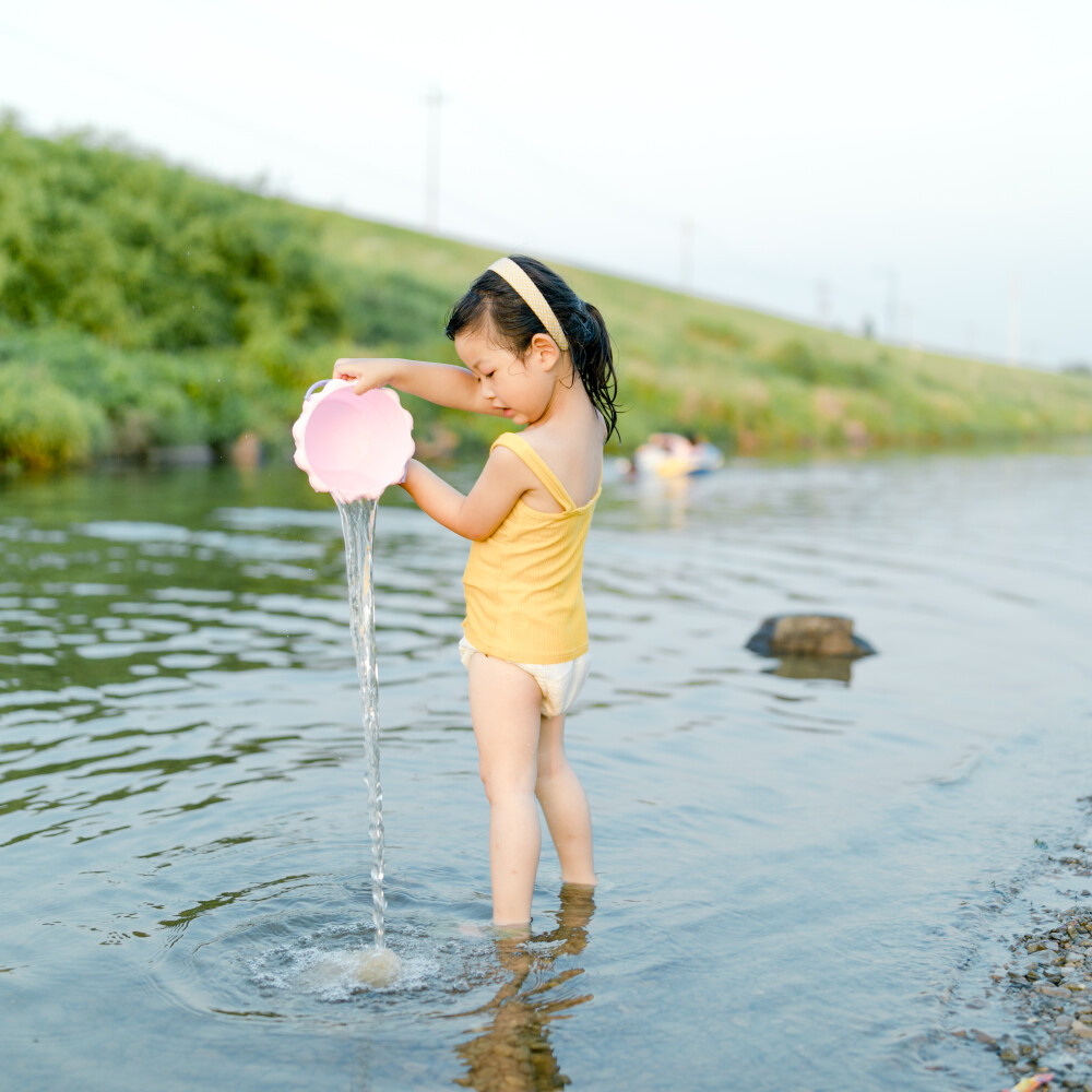 盛夏渣河墩
摄影：洪小漩
出镜：家人朋友
地址：渣河墩
盛夏，和朋友一起露营、嬉水、烧烤是我心心念念的事。
这个约，我们至少计划了半年之久。主要在于敲定三家的时间。
好不容易确定好了，高温也如期而至。三户人家从一开始的兴致勃勃，到后来的一直问“水呢、水在哪里？”最终，我们都像是挂在椅子和地垫上的抹布，只会哼哼。
最开心的恐怕就是两个在水里泡了一天的崽崽。水枪、水桶、网兜，便可以玩上一整天。其次，就是频繁在上下游穿梭钓鱼放地龙的阿科。少年心性，他开心就好。
结结实实晒了一天，又黑两个度，这是这个夏天送我的第一份大礼。