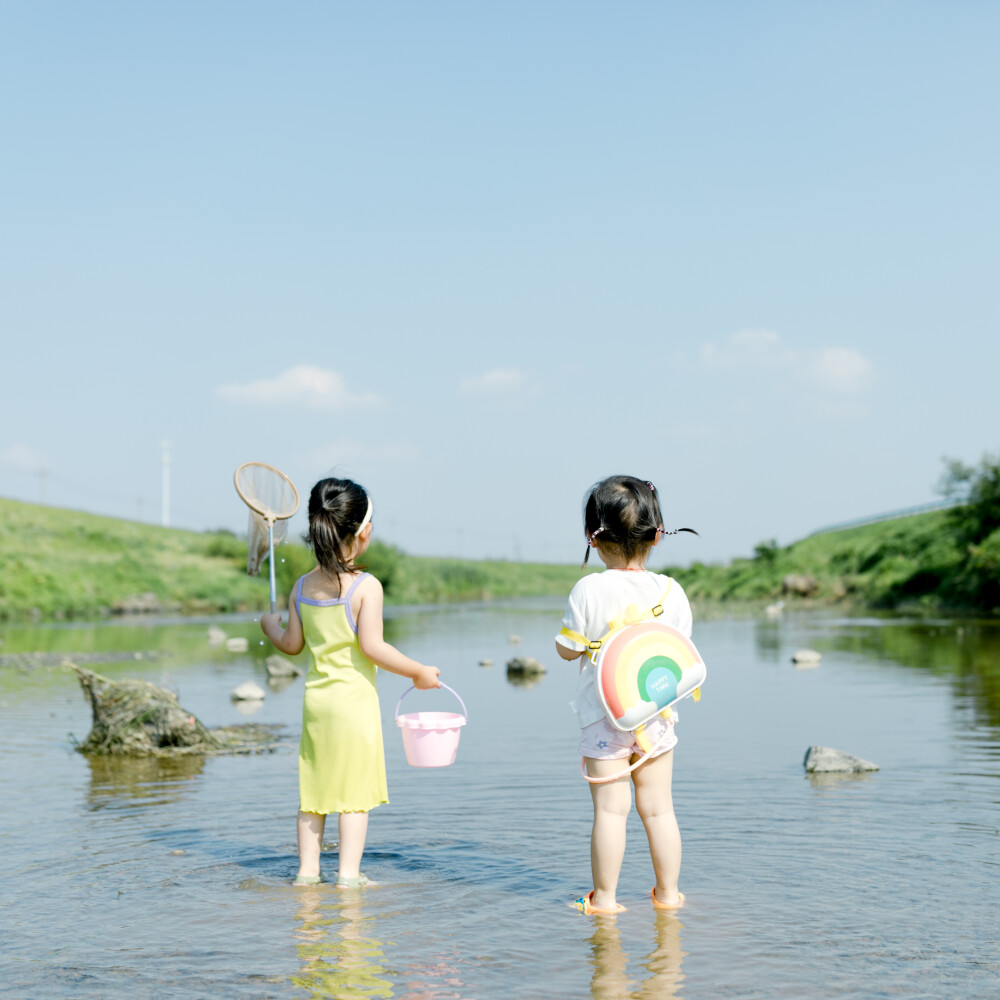 盛夏渣河墩
摄影：洪小漩
出镜：家人朋友
地址：渣河墩
盛夏，和朋友一起露营、嬉水、烧烤是我心心念念的事。
这个约，我们至少计划了半年之久。主要在于敲定三家的时间。
好不容易确定好了，高温也如期而至。三户人家从一开始的兴致勃勃，到后来的一直问“水呢、水在哪里？”最终，我们都像是挂在椅子和地垫上的抹布，只会哼哼。
最开心的恐怕就是两个在水里泡了一天的崽崽。水枪、水桶、网兜，便可以玩上一整天。其次，就是频繁在上下游穿梭钓鱼放地龙的阿科。少年心性，他开心就好。
结结实实晒了一天，又黑两个度，这是这个夏天送我的第一份大礼。