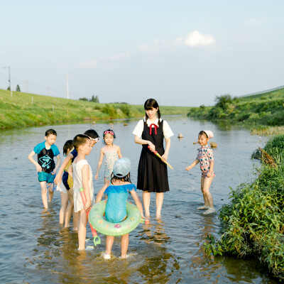 盛夏渣河墩
摄影：洪小漩
出镜：家人朋友
地址：渣河墩
盛夏，和朋友一起露营、嬉水、烧烤是我心心念念的事。
这个约，我们至少计划了半年之久。主要在于敲定三家的时间。
好不容易确定好了，高温也如期而至。…