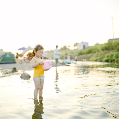 盛夏渣河墩
摄影：洪小漩
出镜：家人朋友
地址：渣河墩
盛夏，和朋友一起露营、嬉水、烧烤是我心心念念的事。
这个约，我们至少计划了半年之久。主要在于敲定三家的时间。
好不容易确定好了，高温也如期而至。…