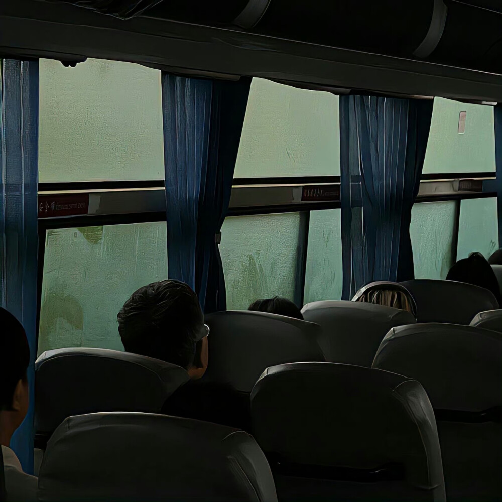 背景｜文案
人总是反复播放这段遗憾的胶片 以上帝的视角重新考量 设想走向圆满的结局