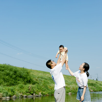 盛夏渣河墩
摄影：洪小漩
出镜：家人朋友
地址：渣河墩
盛夏，和朋友一起露营、嬉水、烧烤是我心心念念的事。
这个约，我们至少计划了半年之久。主要在于敲定三家的时间。
好不容易确定好了，高温也如期而至。…