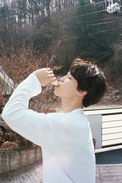 朴智旻
230611 Weverse
[2023BTSFESTA]
BTS EXHIBITION '今, 日' FILM CAMERA Photo (B side ver.)