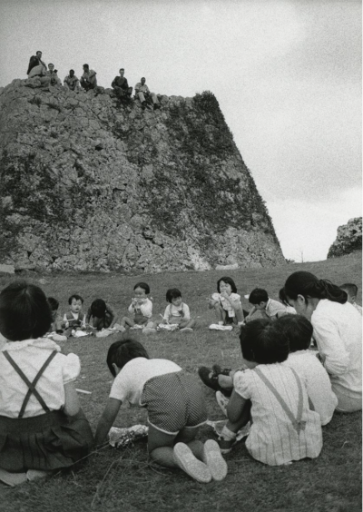 荒木经惟《感伤之旅II——冲绳》，银盐照片，35.6×28cm，1971年，展出于亚纪画廊