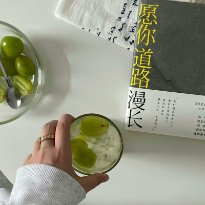 背景｜文案
你说，我们就山居于此吧，胭脂用尽时，桃花就开了。