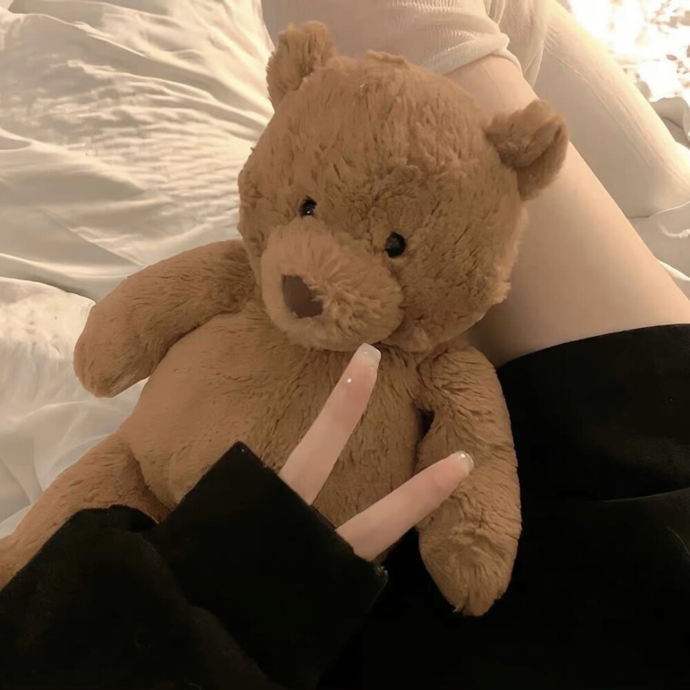 背景｜文案
想活在十九世纪，发电报与你联络，按字收费，我是生活拮据的街头艺人，可以少想你几次。