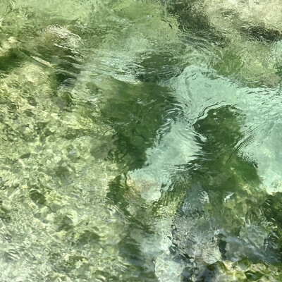 背景｜文案
想活在十九世纪，发电报与你联络，按字收费，我是生活拮据的街头艺人，可以少想你几次。