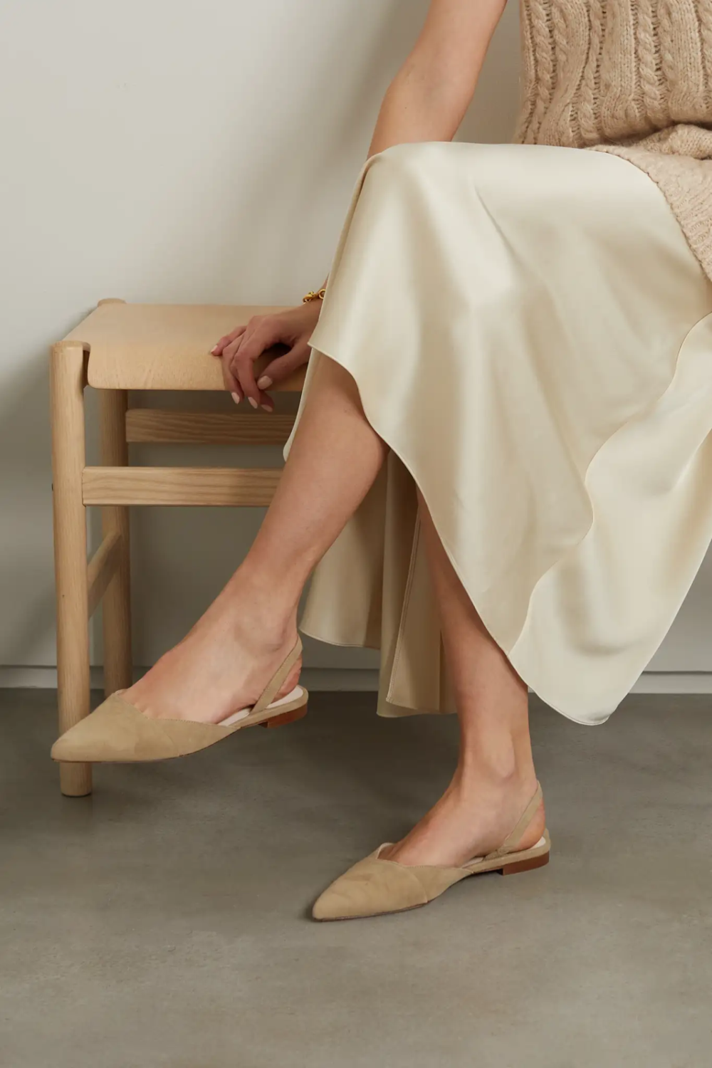 Porte & Paire 这款平底鞋巧妙结合了传统芭蕾鞋和品牌特色的极简风格，更显别具一格。单品以绒面革打造，设有利落尖头和松紧露跟袢带。不妨用它配衬露踝牛仔裤或复古的丝滑半身裙。