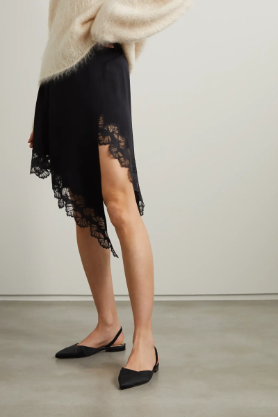 Porte & Paire 这款平底鞋巧妙结合了传统芭蕾鞋和品牌特色的极简风格，更显别具一格。单品以缎布打造，设有利落尖头和松紧露跟袢带。不妨用它配衬露踝牛仔裤或复古的丝滑半身裙。