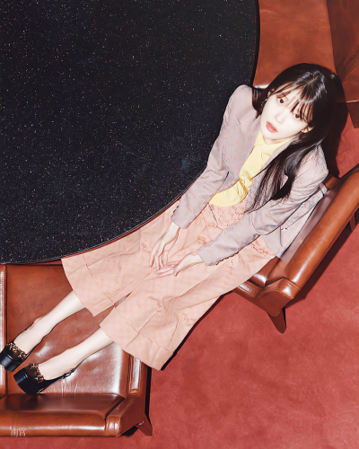 IU | W korea
cr:__南宫_