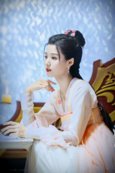 玉骨遥｜卢昱晓
cr：清盏吟吟