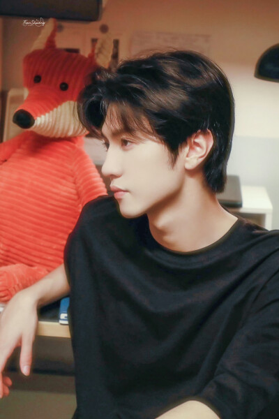 陈哲远
偷偷藏不住