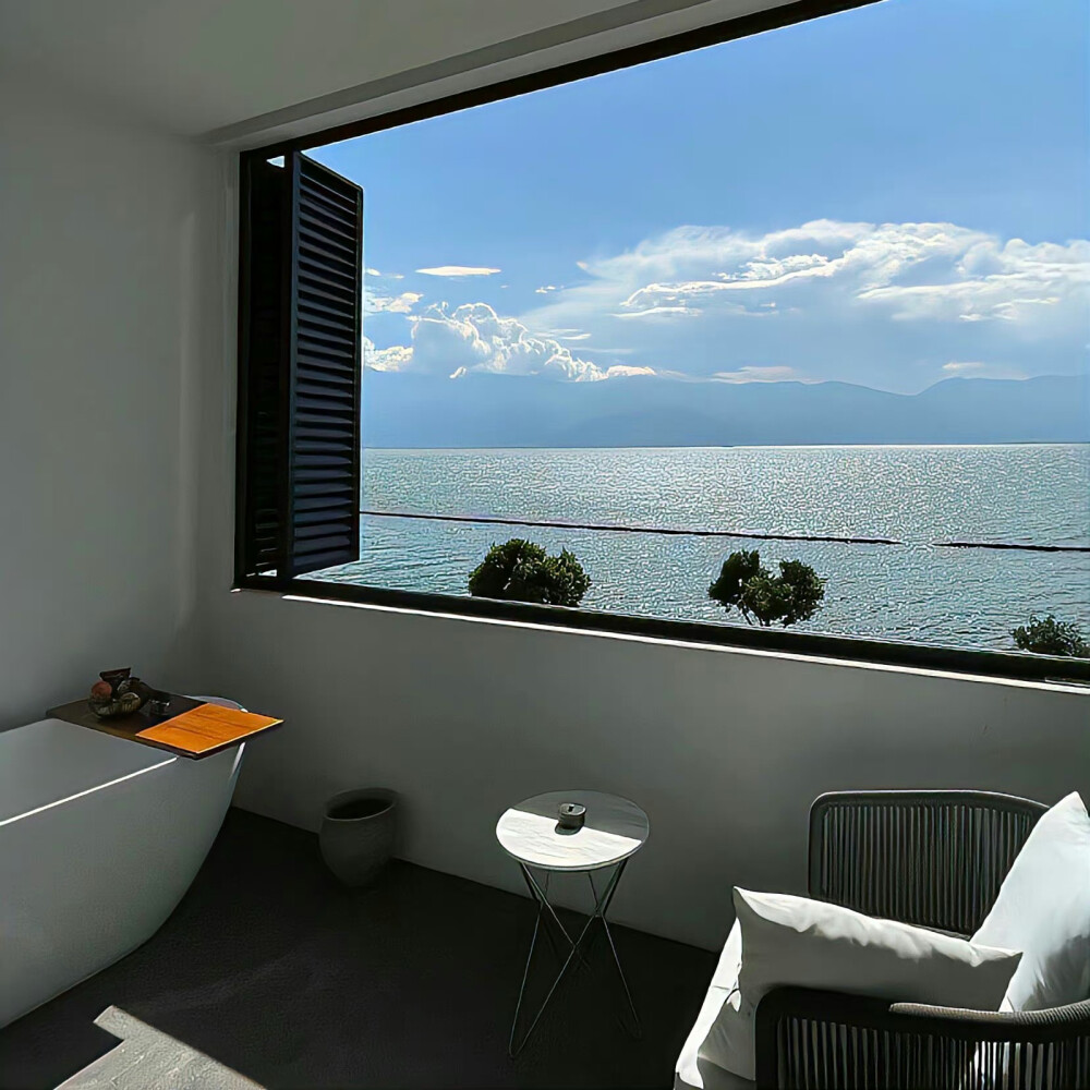 背景｜文案
那时候，你我第一次见面，夏天刚好过完，你闻起来，像人间不该有的季节。