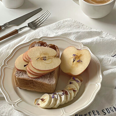 背景｜文案
那时候，你我第一次见面，夏天刚好过完，你闻起来，像人间不该有的季节。