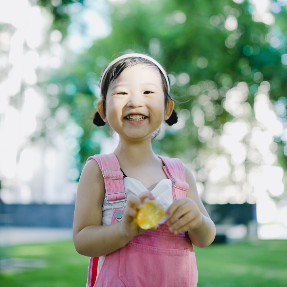 你是我甜而不腻的夏天
摄影：洪小漩
出镜：菲比
生女儿，就是为了能把她打扮得如花花绿绿的糖果一般。阳光下，她与艳阳比明媚，绿荫下，她与梧桐比茂盛。
那日下班到家，天气尚好，我牵着菲比的手在小区楼下散步。说尽好话才请她配合我拍了几张照，期间一颗水果冻起到了八成的作用，剩下的时间都在“拍一张嘛”和“不要不要”之间拉锯。
33个月，不算大，却到了鬼精灵和耍赖皮的年龄段。这时候，她泛起倔来毫无道理可讲，我却只能以“她在守护自己的秩序感”为由，对她的予取予求适当满足。
算了，看在她是我女儿且尚有几分可爱的份上，该抱就抱，想买就买吧。
毕竟，这个阶段太短暂，最主要的是，她要的东西我尚且买得起。