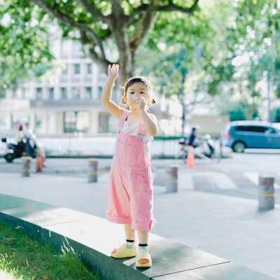 你是我甜而不腻的夏天
摄影：洪小漩
出镜：菲比
生女儿，就是为了能把她打扮得如花花绿绿的糖果一般。阳光下，她与艳阳比明媚，绿荫下，她与梧桐比茂盛。
那日下班到家，天气尚好，我牵着菲比的手在小区楼下散步…