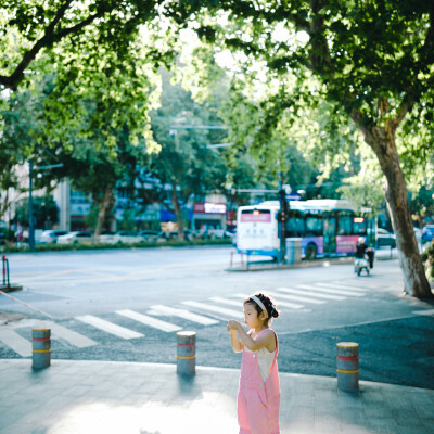 你是我甜而不腻的夏天
摄影：洪小漩
出镜：菲比
生女儿，就是为了能把她打扮得如花花绿绿的糖果一般。阳光下，她与艳阳比明媚，绿荫下，她与梧桐比茂盛。
那日下班到家，天气尚好，我牵着菲比的手在小区楼下散步…