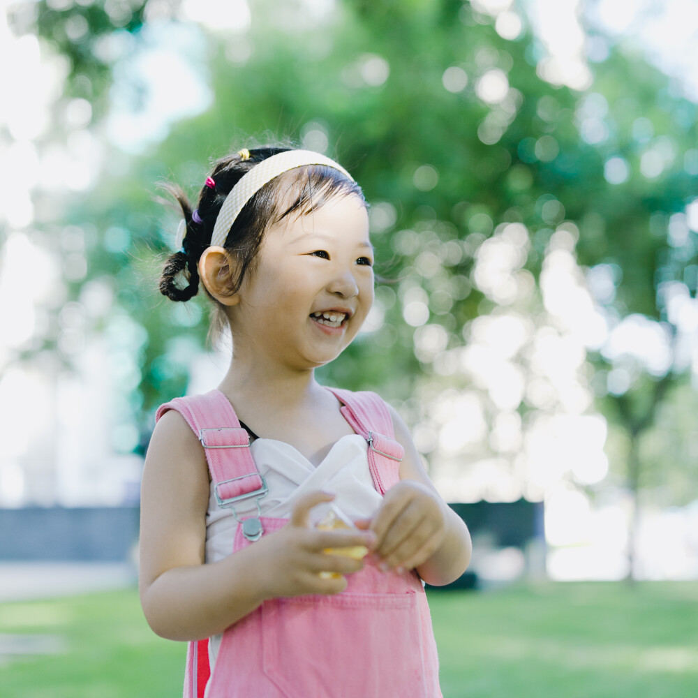 你是我甜而不腻的夏天
摄影：洪小漩
出镜：菲比
生女儿，就是为了能把她打扮得如花花绿绿的糖果一般。阳光下，她与艳阳比明媚，绿荫下，她与梧桐比茂盛。
那日下班到家，天气尚好，我牵着菲比的手在小区楼下散步。说尽好话才请她配合我拍了几张照，期间一颗水果冻起到了八成的作用，剩下的时间都在“拍一张嘛”和“不要不要”之间拉锯。
33个月，不算大，却到了鬼精灵和耍赖皮的年龄段。这时候，她泛起倔来毫无道理可讲，我却只能以“她在守护自己的秩序感”为由，对她的予取予求适当满足。
算了，看在她是我女儿且尚有几分可爱的份上，该抱就抱，想买就买吧。
毕竟，这个阶段太短暂，最主要的是，她要的东西我尚且买得起。