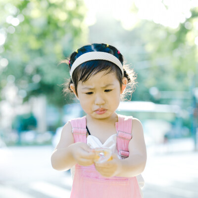 你是我甜而不腻的夏天
摄影：洪小漩
出镜：菲比
生女儿，就是为了能把她打扮得如花花绿绿的糖果一般。阳光下，她与艳阳比明媚，绿荫下，她与梧桐比茂盛。
那日下班到家，天气尚好，我牵着菲比的手在小区楼下散步…