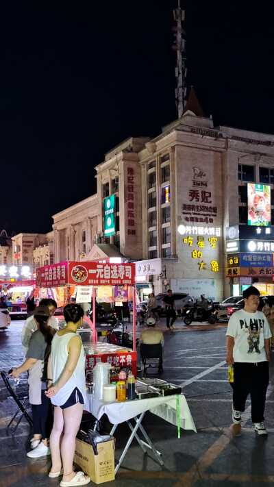 ‘’港姿夜巷‘’品味经典文化。共享浪漫生活，点燃激情，散去夏悠，清凉生活，享美食，看表演。大港步行街本着人类文明，先进的科学的优秀的健康的理念，为鼓励发展市场繁荣，激励当地人文发展，坚持正能量文化表现…