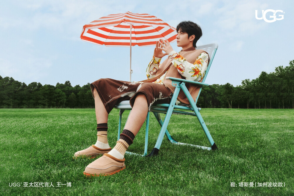 UGG官方微博：
穿上UGG Cali Wave西海岸一秒蹬，和#UGG亚太区代言人王一博#@UNIQ-王一博 一起，一秒感受加州复古vibe！
Tasman鞋型叠加3M反光条与加州橙色波浪线，经典之上玩转美式复古风，更有男女同款探索穿搭多样可能。浪迹夏日，从现在开始。
#UGG茸系青年# #Tasman一秒蹬# #FeelslikeUGG# #UGG夏日不NG# ​​​