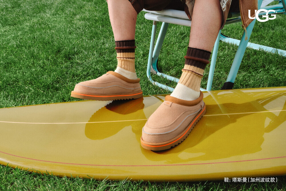 UGG官方微博：
穿上UGG Cali Wave西海岸一秒蹬，和#UGG亚太区代言人王一博#@UNIQ-王一博 一起，一秒感受加州复古vibe！
Tasman鞋型叠加3M反光条与加州橙色波浪线，经典之上玩转美式复古风，更有男女同款探索穿搭多样可能。浪迹夏日，从现在开始。
#UGG茸系青年# #Tasman一秒蹬# #FeelslikeUGG# #UGG夏日不NG# ​​​