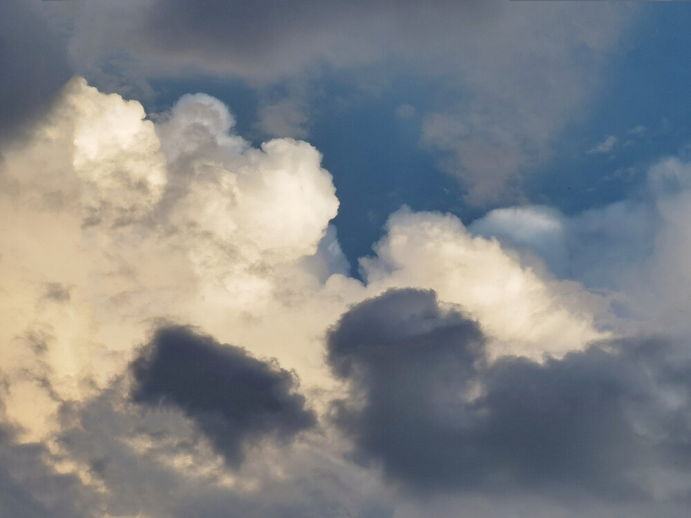 你说爱像云 要自在漂浮才美丽