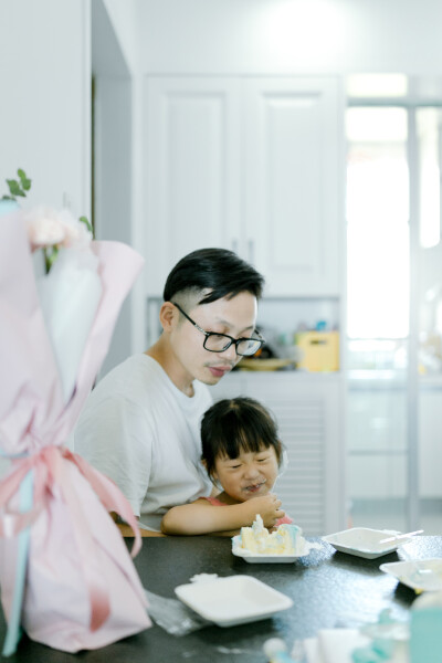 考拉的生日
摄影：洪小漩
出镜：考拉一家
考拉爸妈是我大学同学，掰掰手指算算，认识超过15年。
这是菲比第三次参加考拉的生日宴。第一次时，她尚且在我肚子里，大概七个月大。第二次，是考拉两周岁时。再就是这…