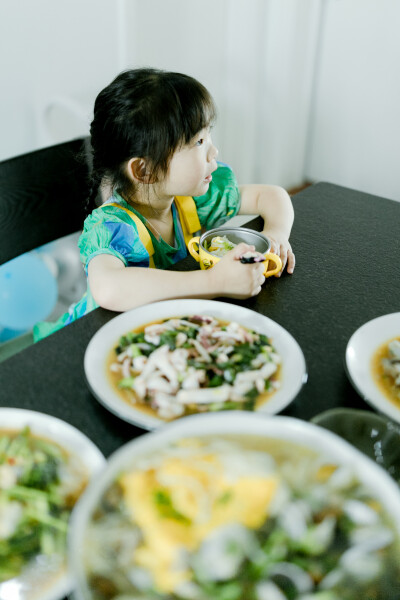 考拉的生日
摄影：洪小漩
出镜：考拉一家
考拉爸妈是我大学同学，掰掰手指算算，认识超过15年。
这是菲比第三次参加考拉的生日宴。第一次时，她尚且在我肚子里，大概七个月大。第二次，是考拉两周岁时。再就是这…