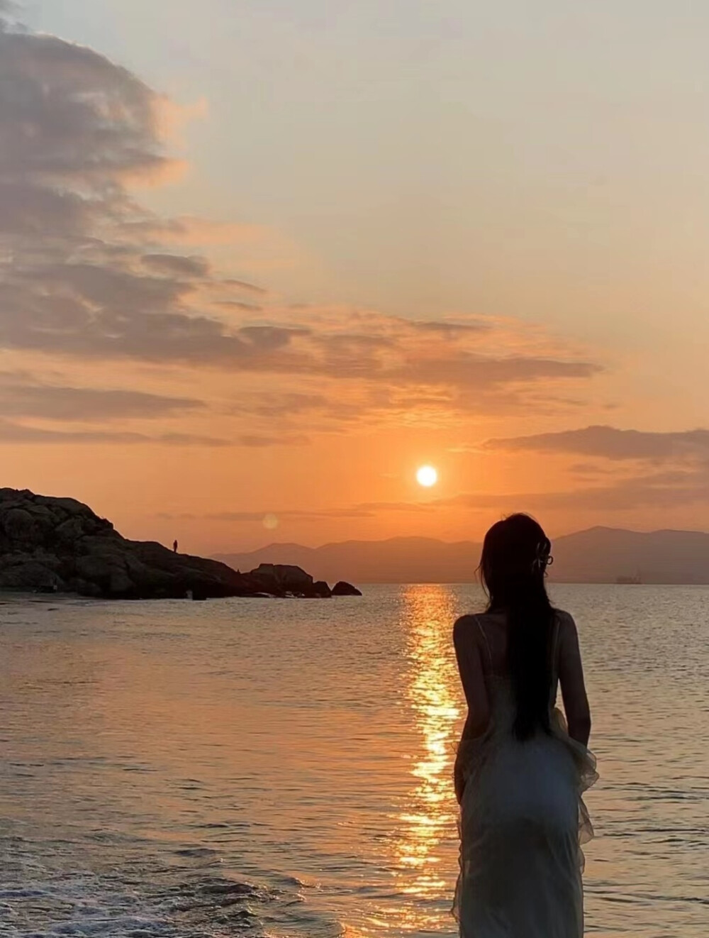 人生如路.我们行路.生来一人.去时一人.没有谁能长久陪伴.没有谁是永久靠山.你要永远记住.靠什么都不如靠自己.人性很复杂也很善变.没有谁是谁的靠山.这一生中遇人无数.但是大多数人都会渐行渐远.聚散无常.分分合合.一个人走.何必惊慌.毕竟人生是自己的.陪到最后还是一个人.生而为人.都是独行者.注定要一个人面对所有.无人扶起时自己站直.无人陪伴时自己独处.即使身后空无一人.也要努力成为自己的靠山.花落花残.人聚又散.总要活的清醒不是吗。