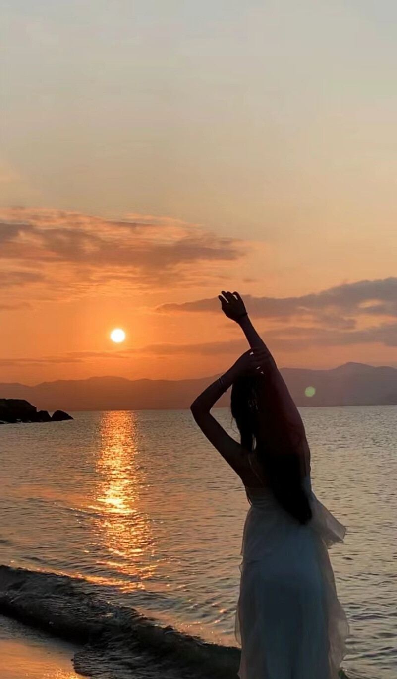 人生如路.我们行路.生来一人.去时一人.没有谁能长久陪伴.没有谁是永久靠山.你要永远记住.靠什么都不如靠自己.人性很复杂也很善变.没有谁是谁的靠山.这一生中遇人无数.但是大多数人都会渐行渐远.聚散无常.分分合合.一个人走.何必惊慌.毕竟人生是自己的.陪到最后还是一个人.生而为人.都是独行者.注定要一个人面对所有.无人扶起时自己站直.无人陪伴时自己独处.即使身后空无一人.也要努力成为自己的靠山.花落花残.人聚又散.总要活的清醒不是吗。